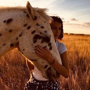 Meet your Posher, Ave